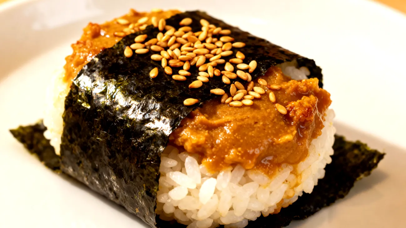 Miso-Onigiri mit Nori und gerösteten Sesamsamen"