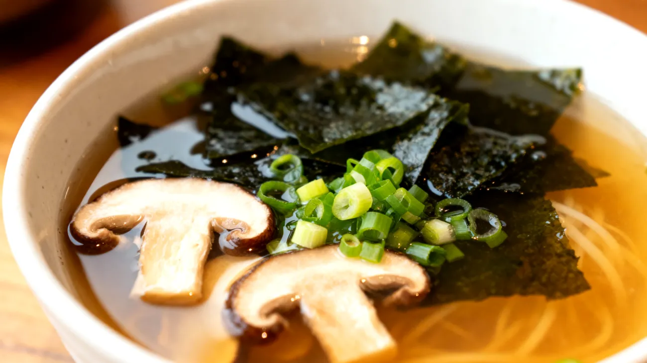 Miso-Suppe mit Wakame-Algen und Shiitake-Pilzen"