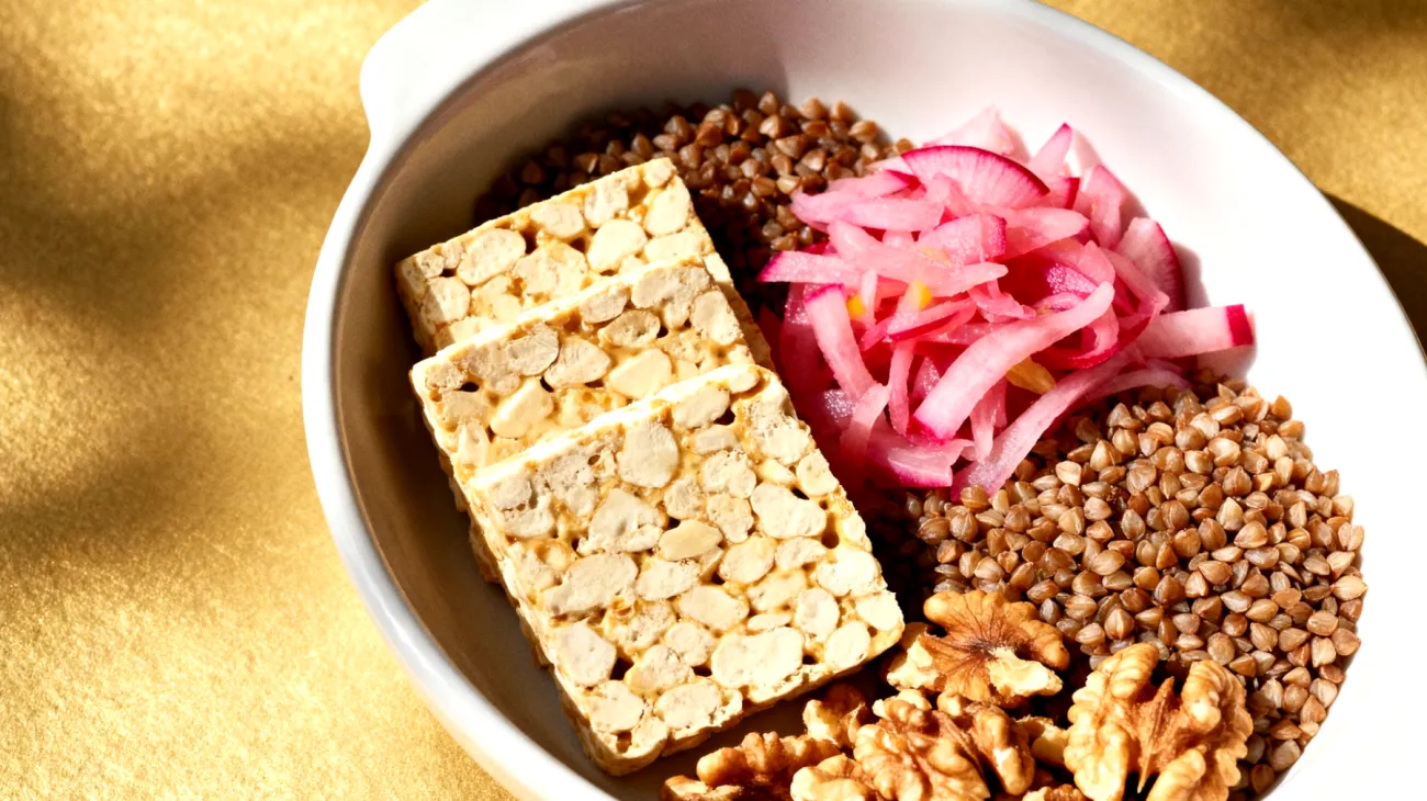 Tempeh-Buchweizen-Bowl mit fermentierten Rüben und Walnüssen"